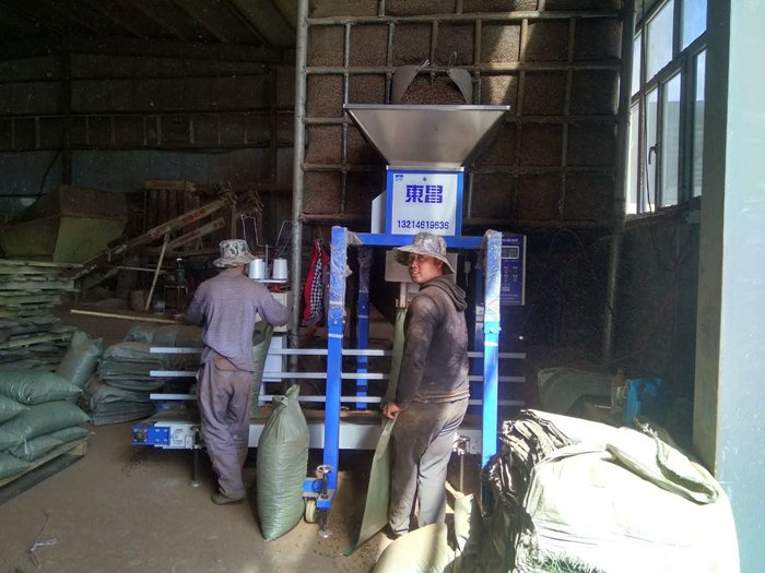 東昌生物質(zhì)顆粒木屑顆粒電動定量包裝稱 東昌生物質(zhì)顆粒木屑顆粒電動定量包裝稱