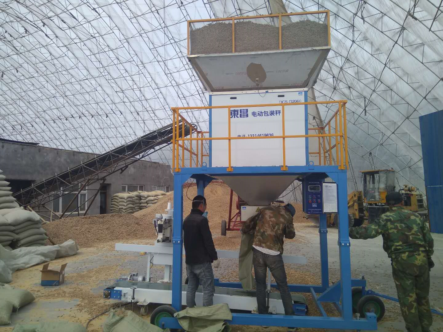 打包木炭顆粒的包裝秤一定要抗用 打包木炭顆粒的包裝秤一定要抗用