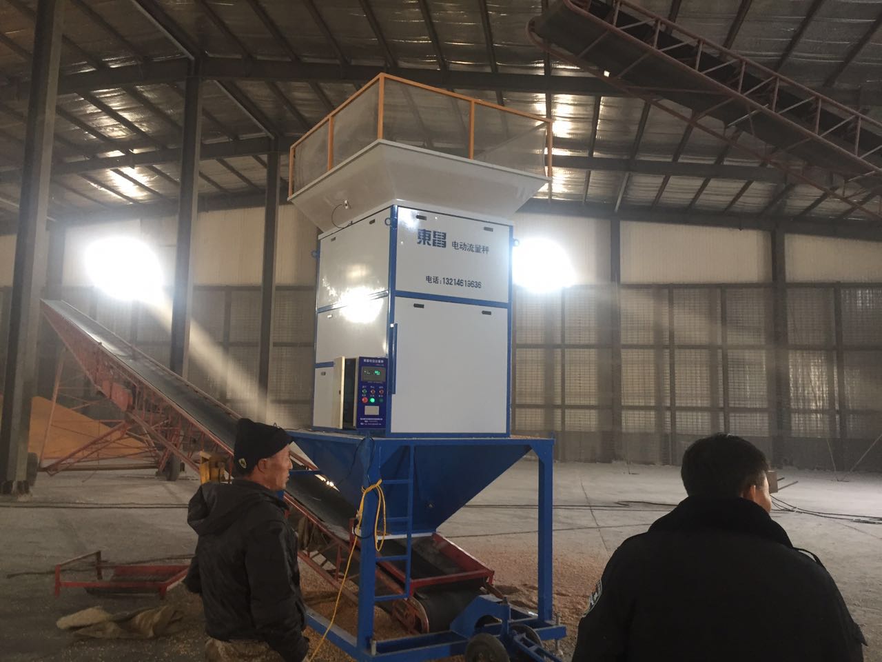 大豆經(jīng)過(guò)重量分選機(jī)后在進(jìn)行包裝 大豆經(jīng)過(guò)重量分選機(jī)后在進(jìn)行包裝